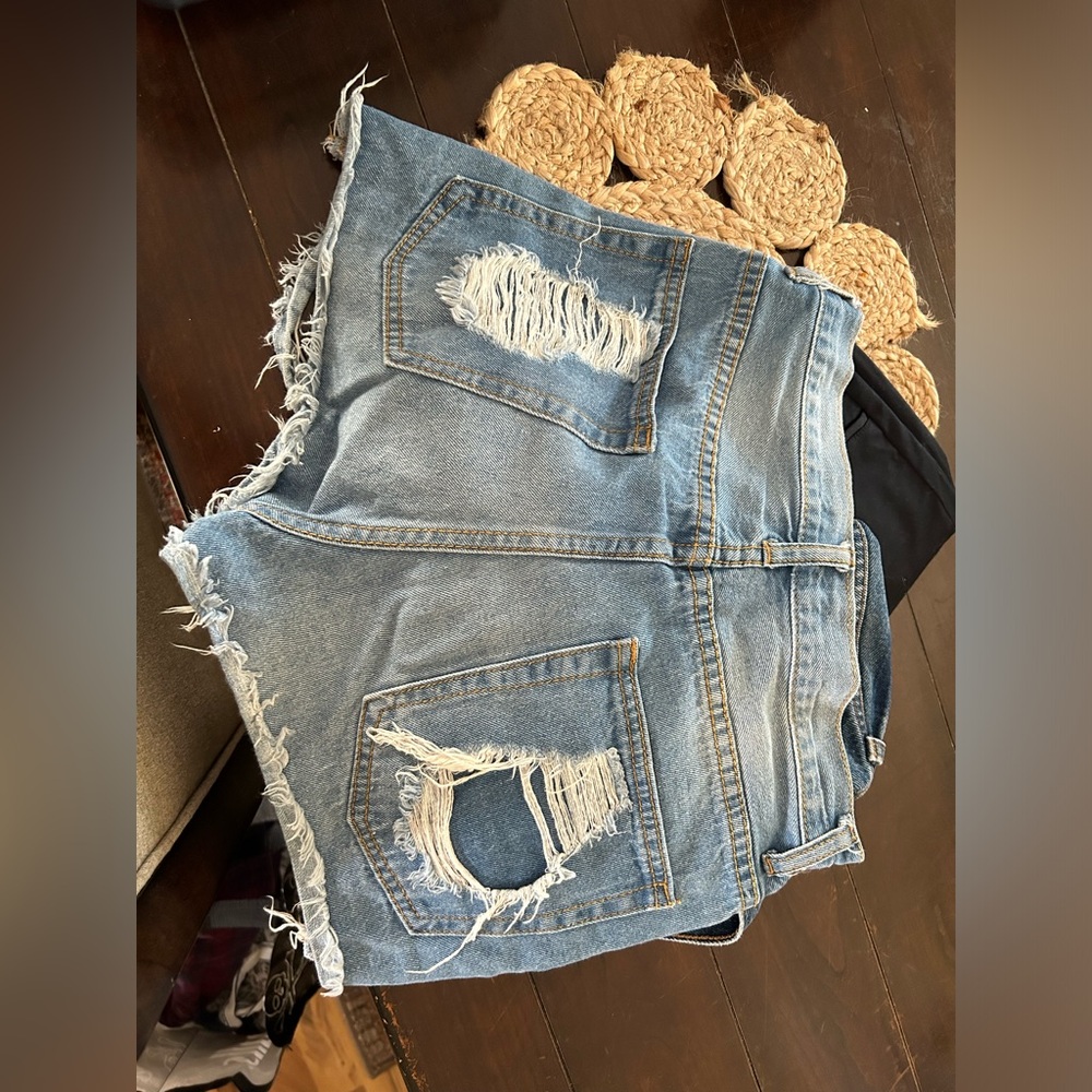 Shorts - Picture 2 of 3